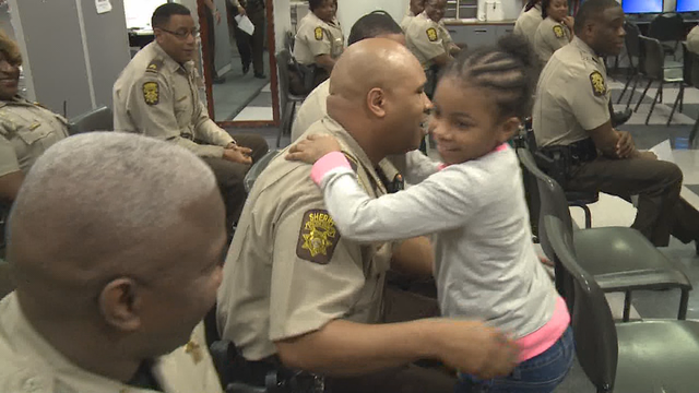 8-year-old girl traveling country to spread hugs to law enforcement officers