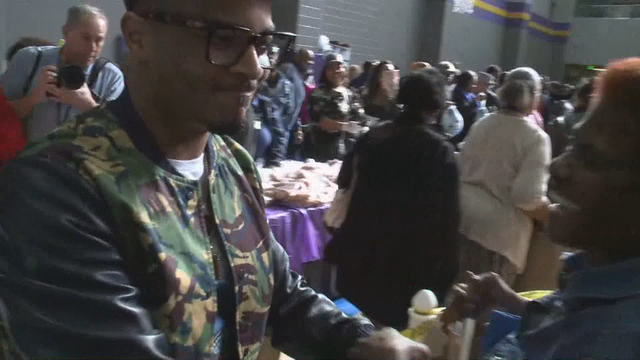 T.I., Mayor Kasim Reed pass out Thanksgiving turkeys