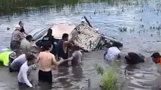 Bystanders unite to rescue man from car upside down in pond