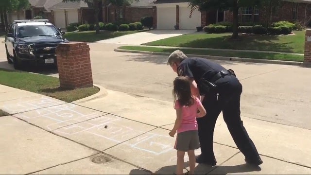 Texas cop stops to play hopscotch with young girl while on break