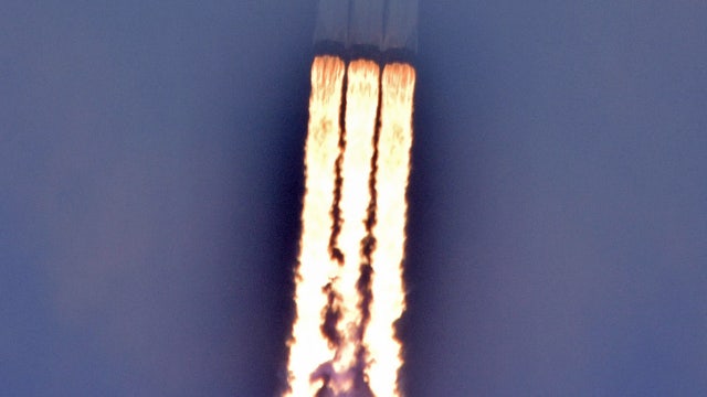 SpaceX's most powerful rocket makes thunderous debut