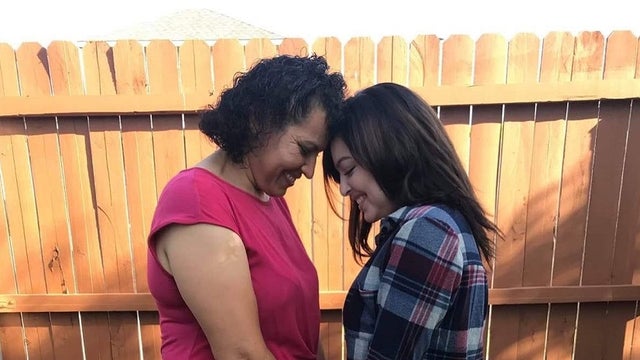 North Texas mother donates kidney to daughter in live-streamed surgery