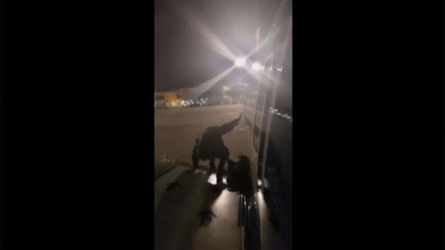 Fed-up passenger exits plane via wing
