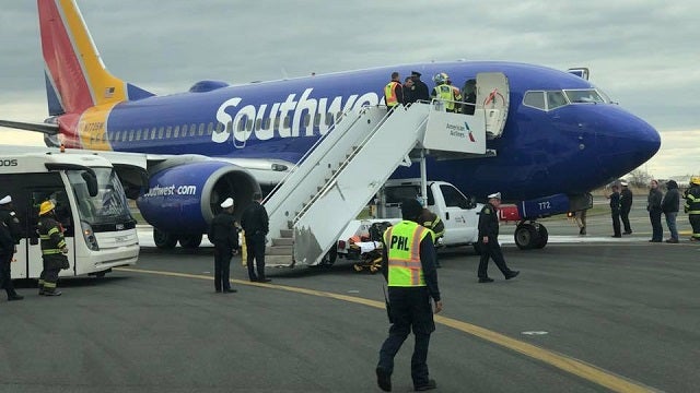 Air traffic audio of Southwest flight during emergency landing
