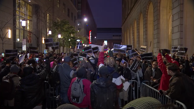 Hundreds rally in support of imprisoned rapper Meek Mill