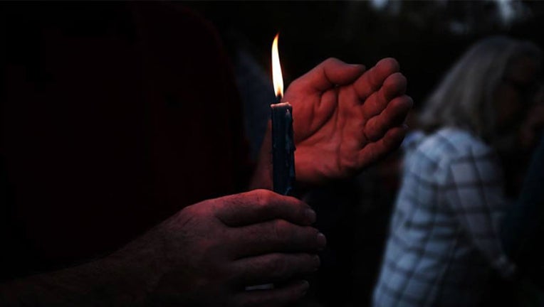 52ba4147-GETTY candlelight vigil_1521838045953.jpg-407693.jpg