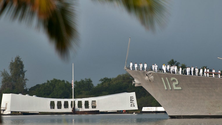 1922335f-USS Arizona Memorial by U.S-404023. Navy Mass Communication Specialist 3rd Class Diana Quinlan