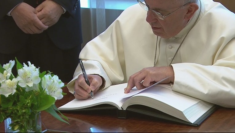 034e18f0-Pope Francis Signs UN Guestbook-402970