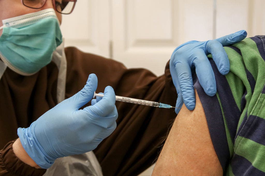 US mandates COVID-19 vaccines or tests for big companies by Jan. 4, 2022