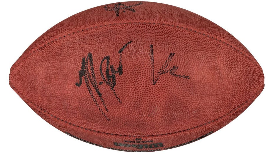 Super-Bowl-football-halftime-stars-autographed.jpg