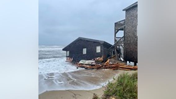North Carolina beach houses collapse into ocean amid coastal flooding