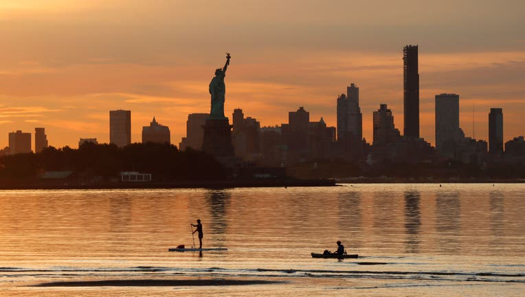 8e393ec4-Sunrise in New York City