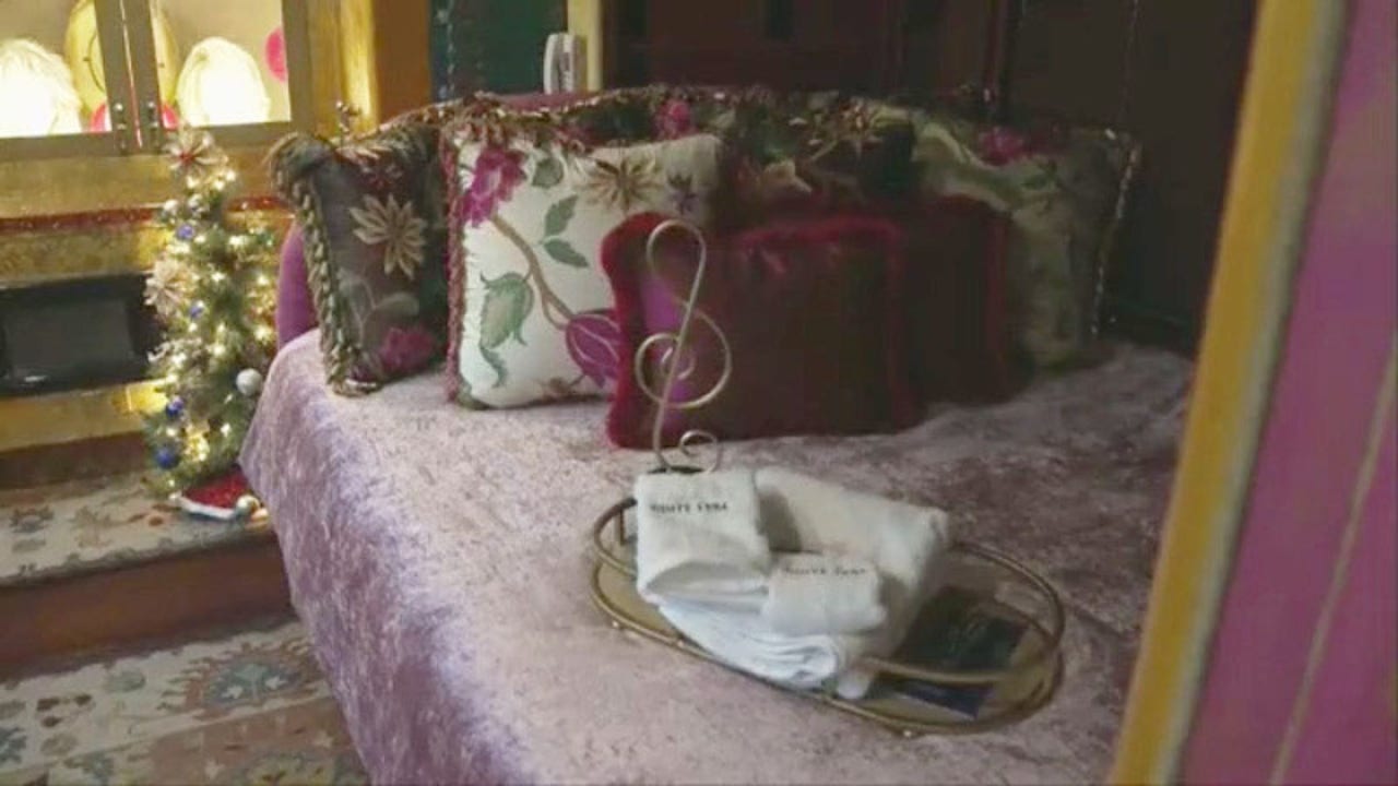 Dolly Parton's home on wheels turned into $10,000 hotel suite - Vimarsana News