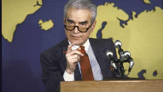 Bernard Kalb, longtime newsman-turned State Dept. spokesman, dies at 100