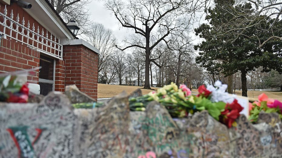 Fans Gather Outside Graceland To Pay Their Respects To Lisa Marie Presley