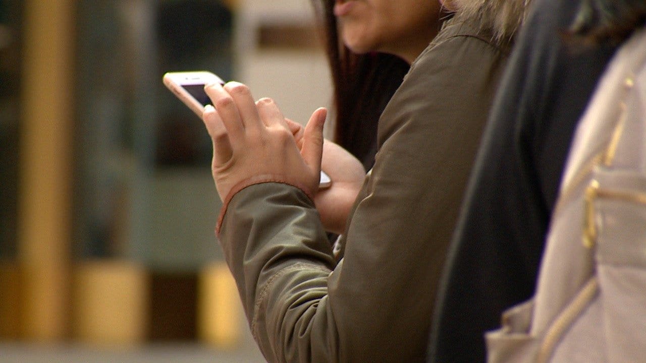 Seattle high schools to implement 'bell to bell' cellphone ban next week