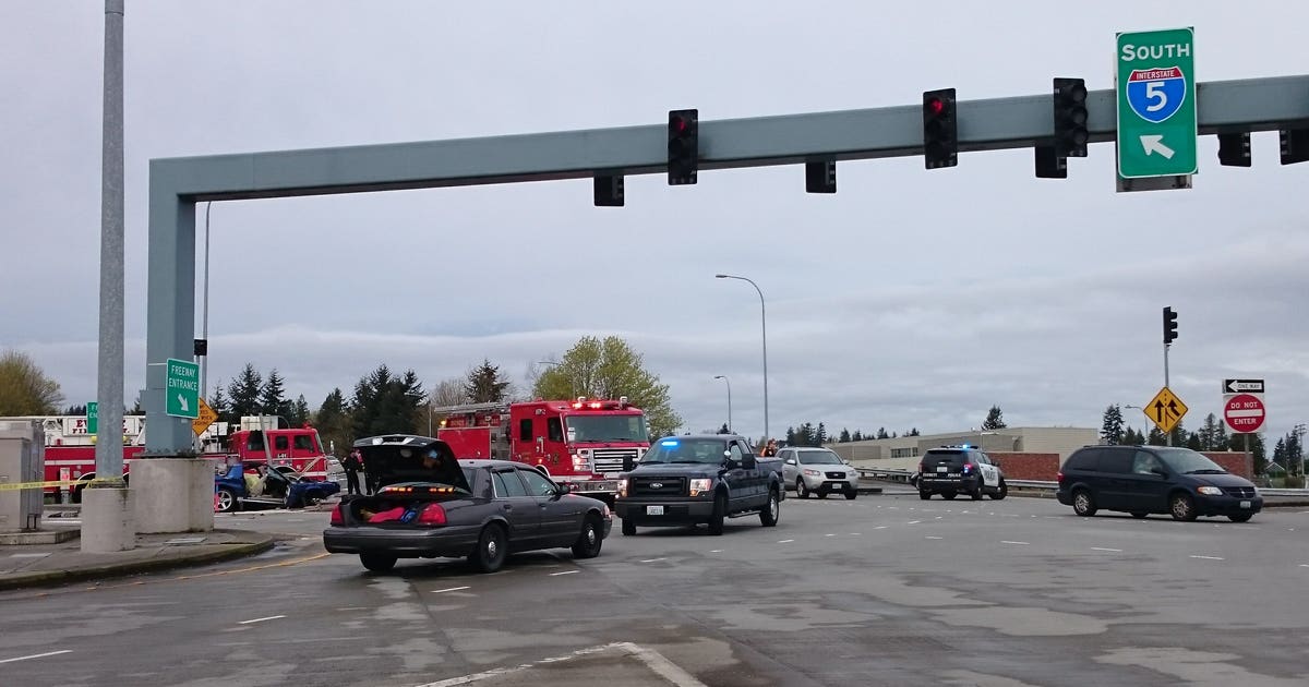 UPDATE: Driver killed in crash on Everett overpass | FOX 13 Seattle