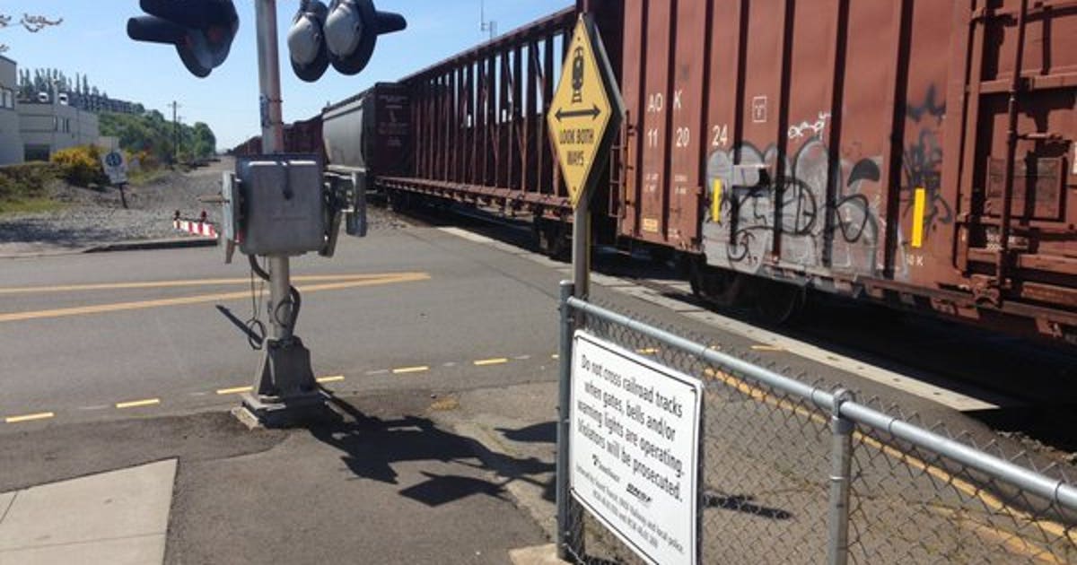Pedestrian dies after being hit by train in Edmonds | FOX 13 Seattle