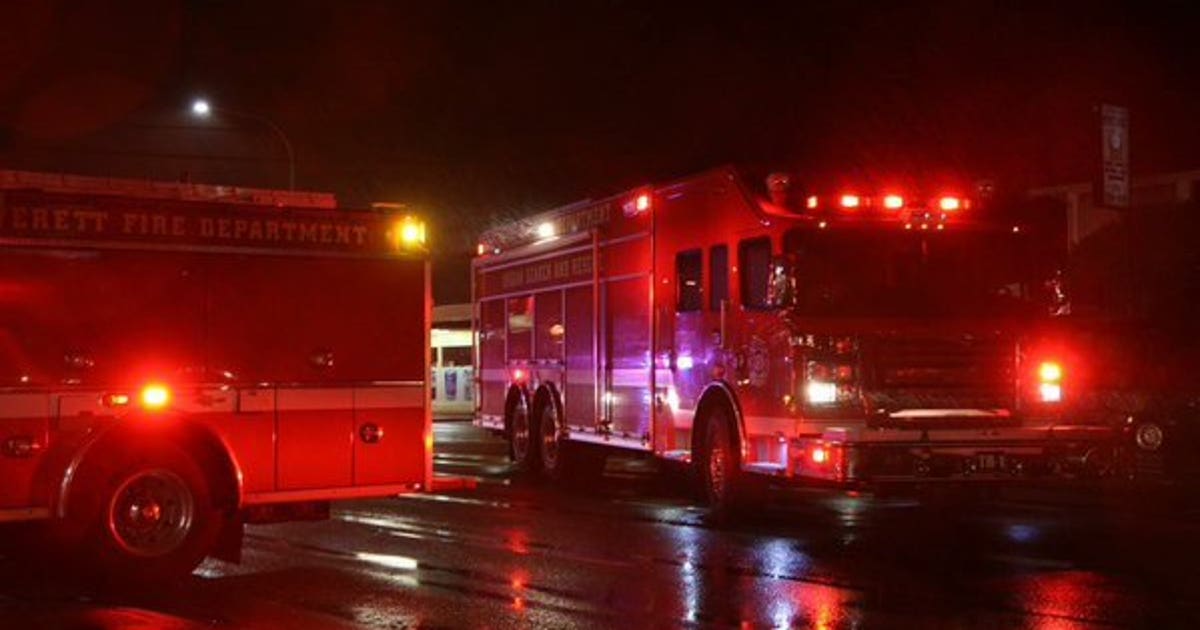 Head on crash in Everett injures two | FOX 13 Seattle