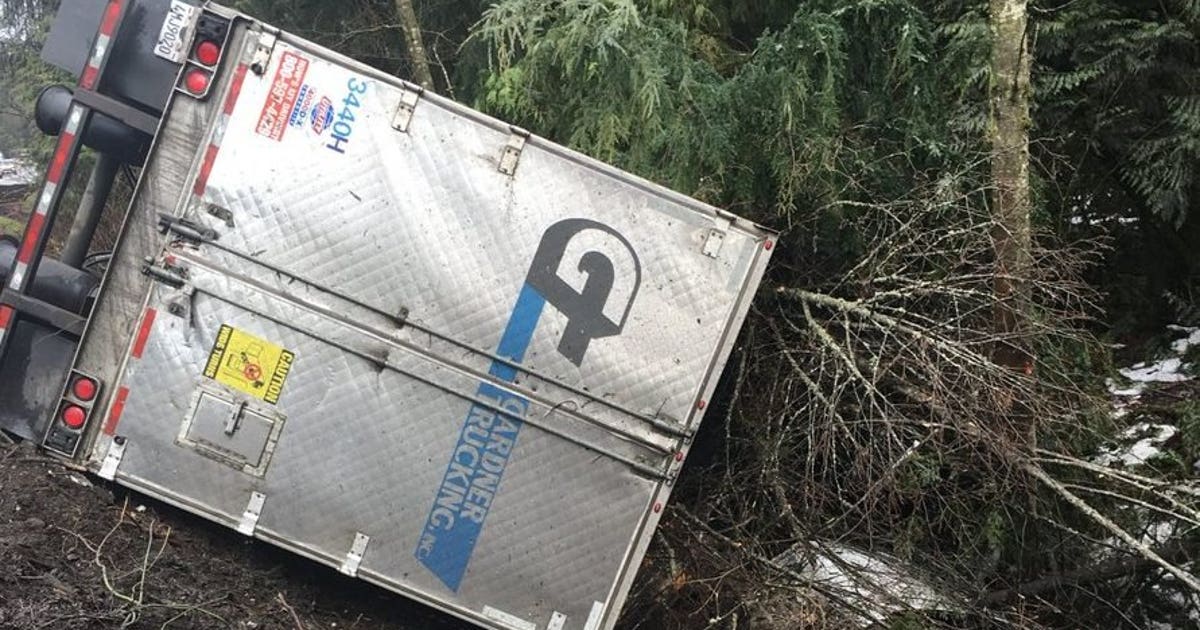 Semi-truck crash closes stretch of SR 18 | FOX 13 Seattle