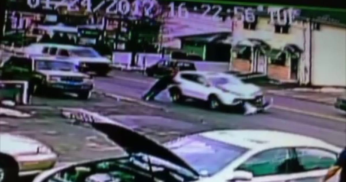 VIDEO: Man runs into road to stop rolling car after crash | FOX 13 Seattle