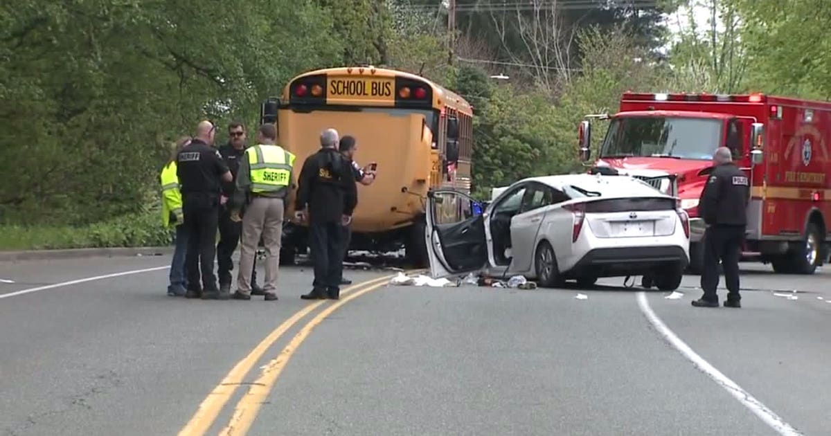 Car crashes head-on into school bus in Burien | FOX 13 Seattle