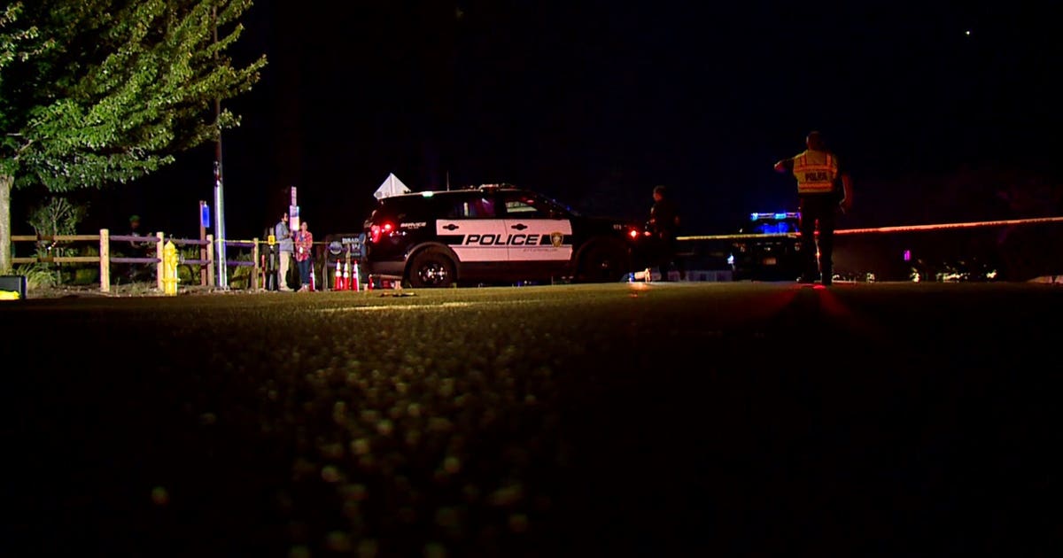 Deadly crash shuts down 7th Street in Puyallup | FOX 13 Seattle