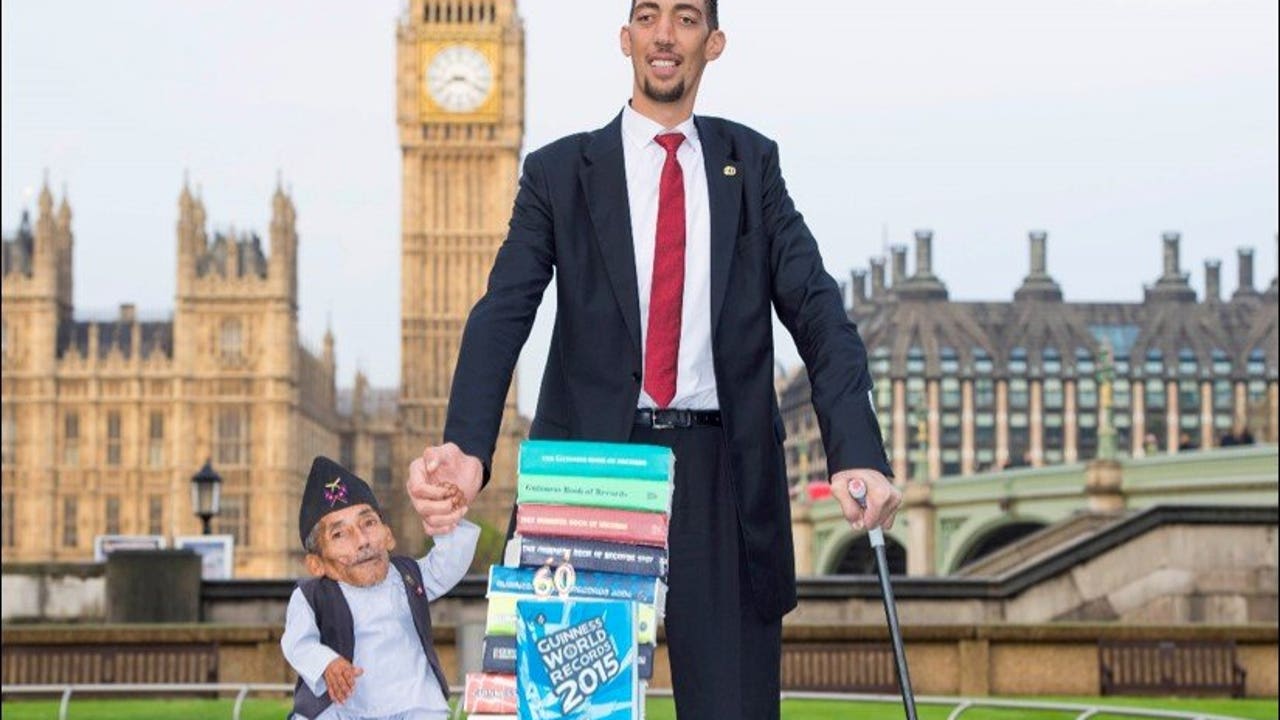 World's tallest man meets world's shortest man (VIDEO)