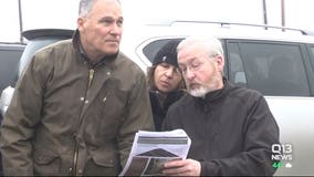 Inslee visits Rattlesnake Ridge, warns a landslide could be 'catastrophic'