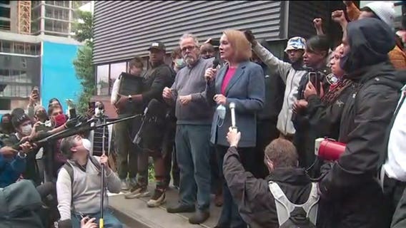 Seattle mayor, police chief vow to review tactics amid continuing protests