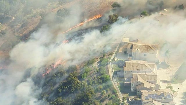 Fast-moving brush fire threatens 1,000 homes in Southern California