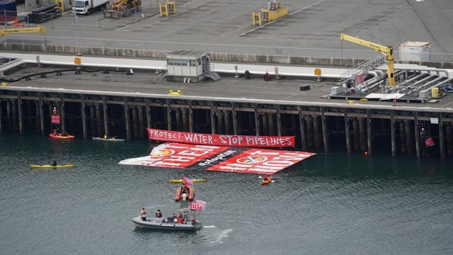 Kayaktivist block oil barge from entering Kinder Morgan's facility