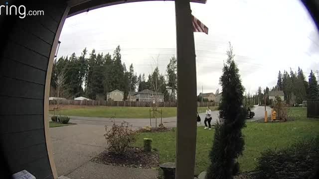 VIDEO: Package thief slips, injures leg in Snohomish County