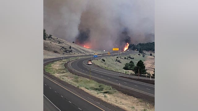Wildfire near Oregon, California border shuts I-5 south