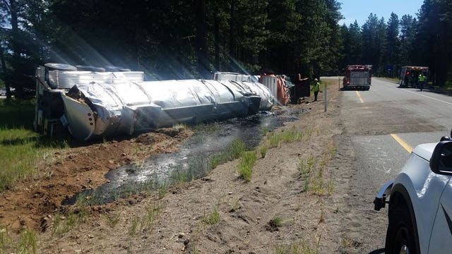 Tanker carrying 7,000 gallons of liquid asphalt rolls over in Cle Elum