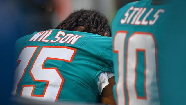 2 players kneel for anthem, Kaepernick tweets to thank them