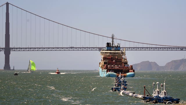 Massive trash collecting device on its way to the 'island of garbage' in the Pacific Ocean