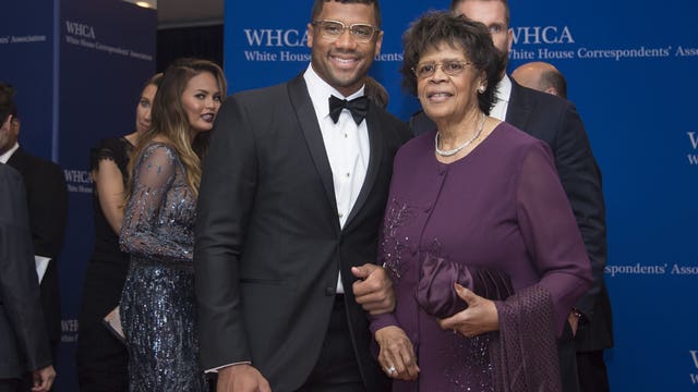 Russell Wilson says his mom is helping build field hospitals in Seattle
