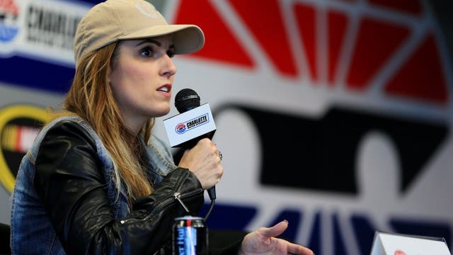 Widow of 'American Sniper' Chris Kyle to NFL players: Get off your knees
