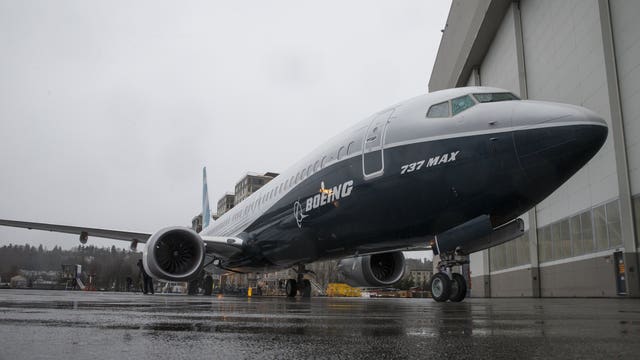 Boeing profit tops expectations; gives strong 2018 outlook