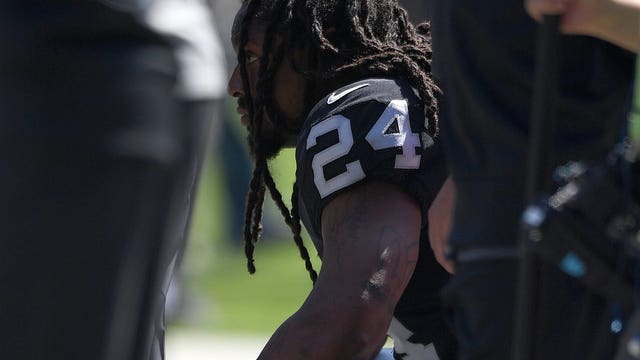 Marshawn Lynch sat during U.S. anthem but stood during Mexican anthem