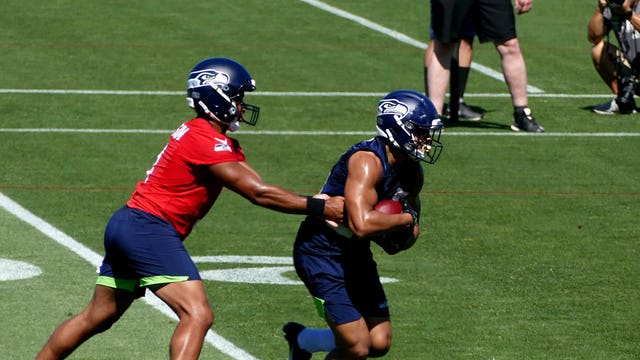 Seahawks practice in front of fans at Lumen Field