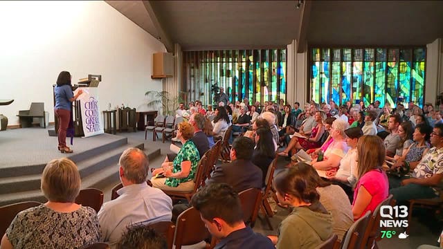 More than 300 gather to show support for immigrant detainees held at federal prison in SeaTac