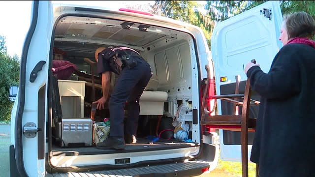 Bellevue police helps deliver donated furniture to families in transitional housing