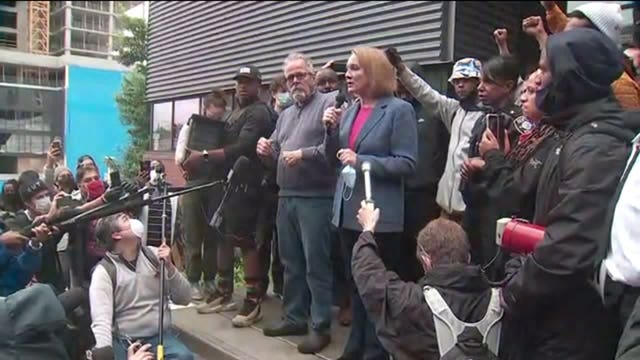 Seattle mayor, police chief vow to review tactics amid continuing protests