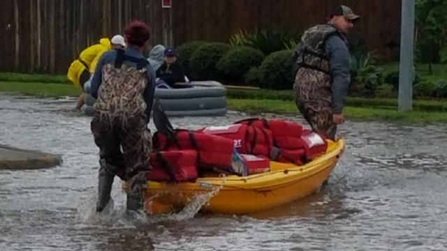 Pizza Hut workers deliver pies by kayak to Harvey victims