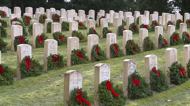 Wreaths Across America decorates veterans' graves in Seattle