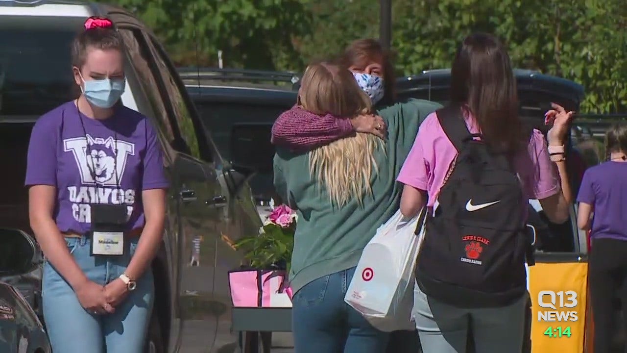 Thousands of students at University of Washington move back to campus