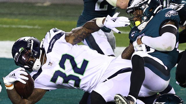 Seahawks re-sign free agent running back Chris Carson