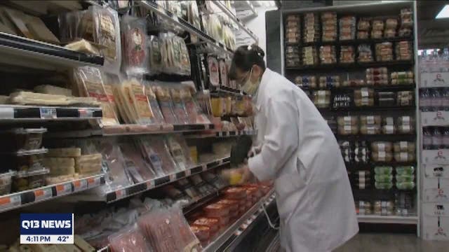 Labor helps win hazard pay for Seattle grocery clerks, seeks wider adoption